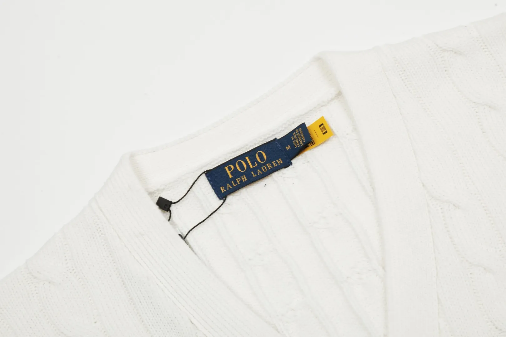 P270 Top quality" Style number: DS013# [Ralph Lauren V-neck solid color pony embroidered logo twist knitted cardigan] ✅Ralph Lauren classic basic versatile all-season couple knitted cardigan jacket ✅Main supplier platform live broadcast Wholesale entities will be replenished if out of stock, will not be removed from the shelves ✅ZP quality 1:1 version Scan the code to enter the GF website Counter quality ✅Detailed quality The only one in Guangzhou Imported quality cotton yarn, focusing on high-end Needless to say, cost-effective and good quality. ✅The version is restored to the original size. The maximum size can be worn up to 200 pounds. Loose, comfortable and stress-free. ✅The upper body is simple and easy to match. A must-have for ootd. Good-looking clothes are never picky. A must-have for men and women with the same style. Recommended for couples. Size: S-XL. Color: black, navy, off-white, gray, light blue, khaki.